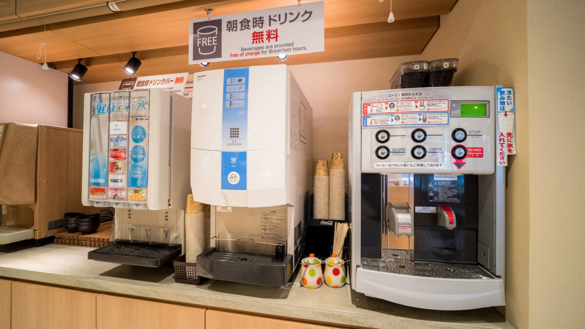 挽きたてコーヒーからジュースまで種類豊富なドリンクバーは、朝食時すべて無料です