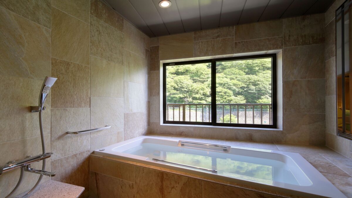 リラックス和洋室☆鬼怒川に面した眺望風呂で温泉をお楽しみいただけます