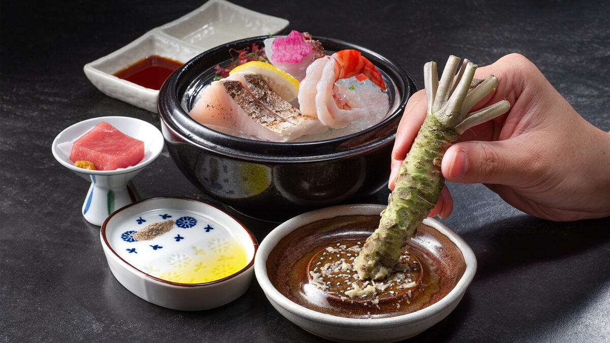御造夕食のお造りは、わさびをお好みですりおろし、料理長お手製醤油でお楽しみください