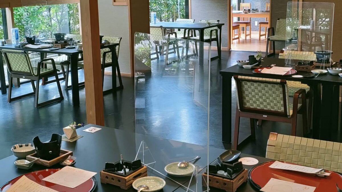 お食事会場の様子。テーブルにはアクリルパーテーションを設置しています