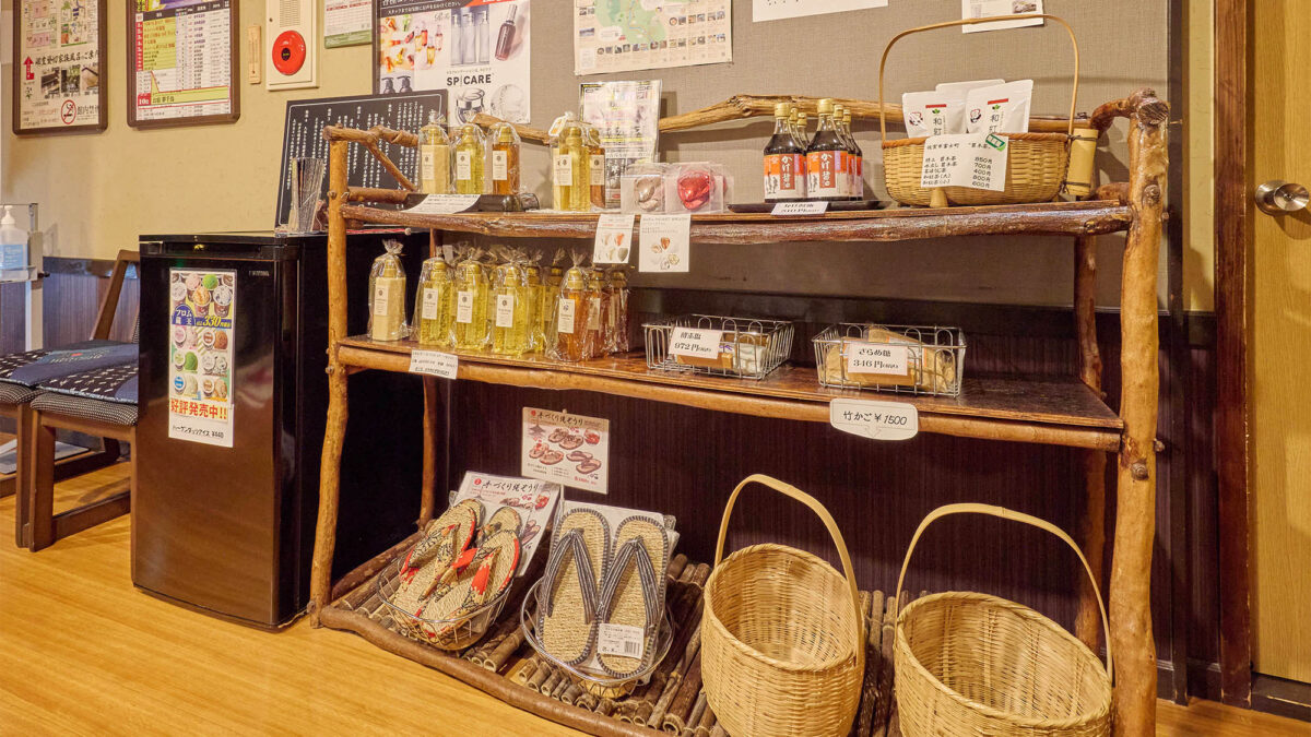 【館内】温もり感じる和雑貨と特産品が揃えた小さなお土産コーナーです