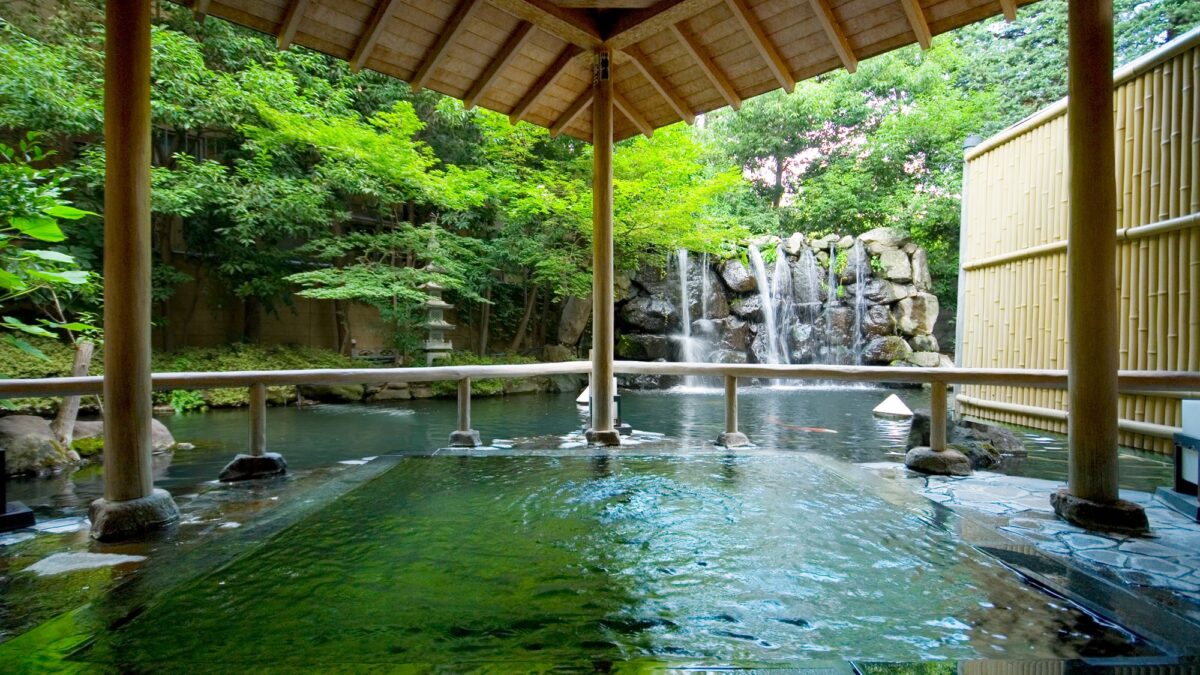 【聴瀧の湯】池に浮かぶ、殿方露天風呂