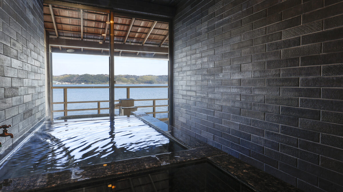 湖上に浮かぶ絶景の宿 はわい温泉 千年亭 photo