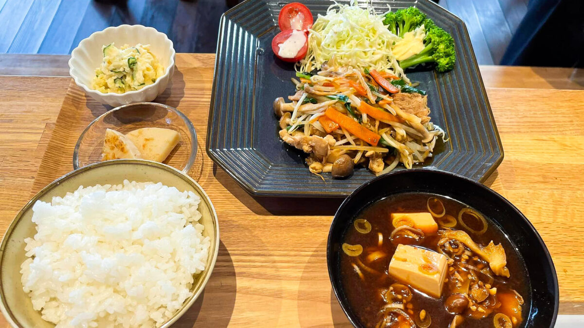 夕食一例シェフのおまかせ定食は、旬の素材を使用した日替わりメニューです