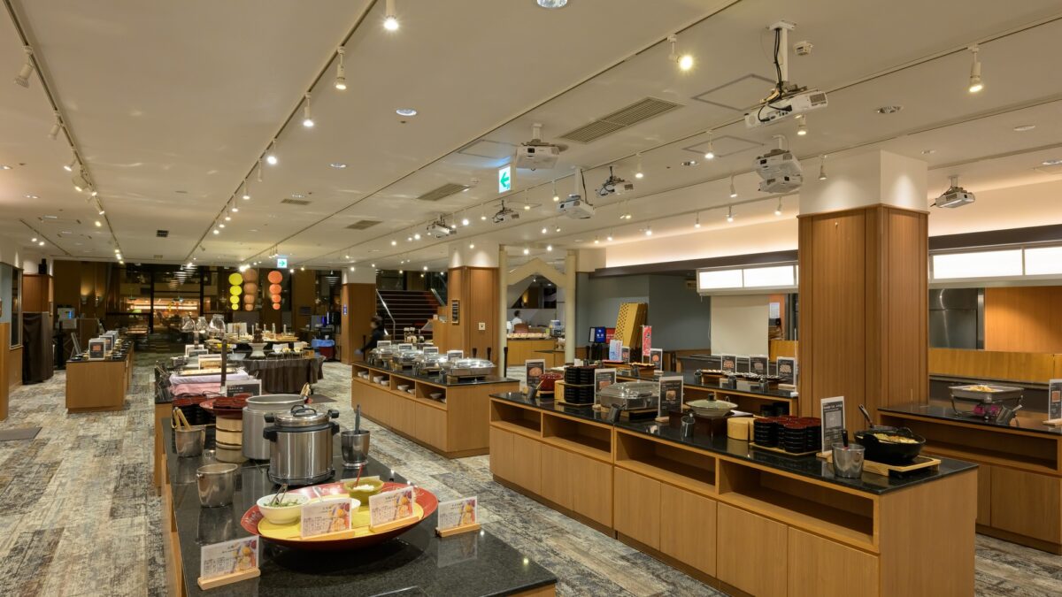 【レストラン ジグザグ】夕食は和洋中華バラエティーあふれる料理をバイキング形式でお楽しみください