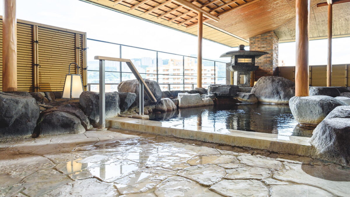 【露天風呂】 開湯800余年の伝統を刻む歴史あるいで湯に身を委ね、宝塚市街の夜景をご堪能ください