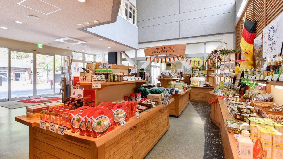【館内/売店】地元色にあふれたお土産がいっぱい！さらに当駅オリジナルのお土産も？！！