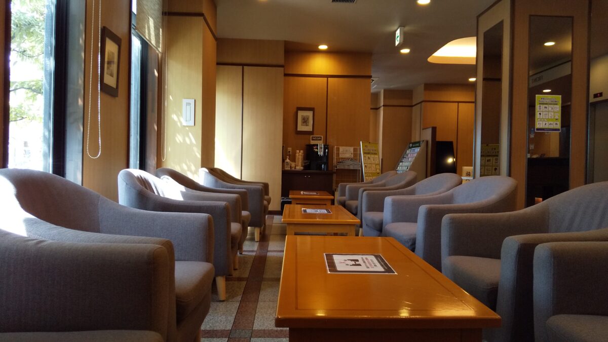 ロビーには12個のソファーがございます。新聞を読んだりコーヒーを飲みながらお寛ぎ頂けます