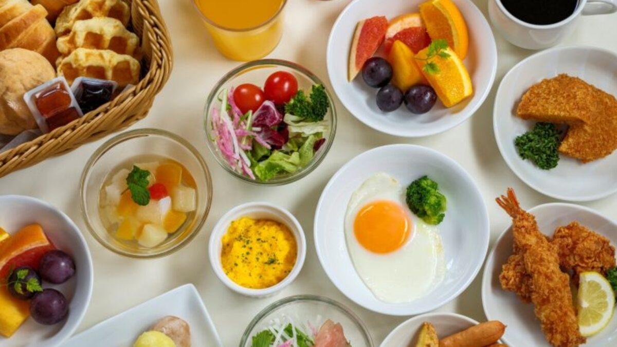 朝食〜『味めぐり小鉢横丁』ご当地逸品と朝の彩り献立〜