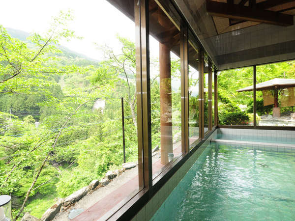 【男性内湯】山の中でお風呂に入っているような開放感★