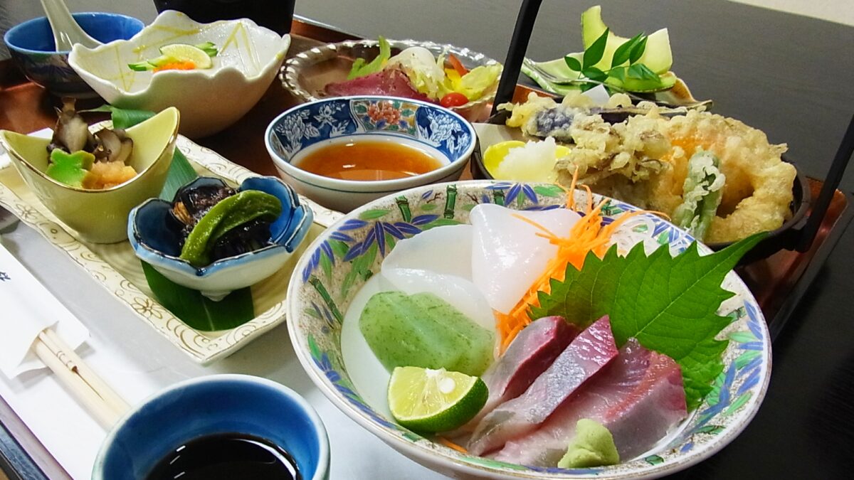 *【夕食一例お料理少なめ。地元の食材、季節の旬の食材を使った郷土料理をご堪能下さい（別角度 2）