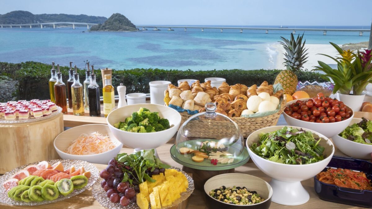 朝食ビュッフェ コバルトブルーの海と角島大橋を眺めながらのお食事
