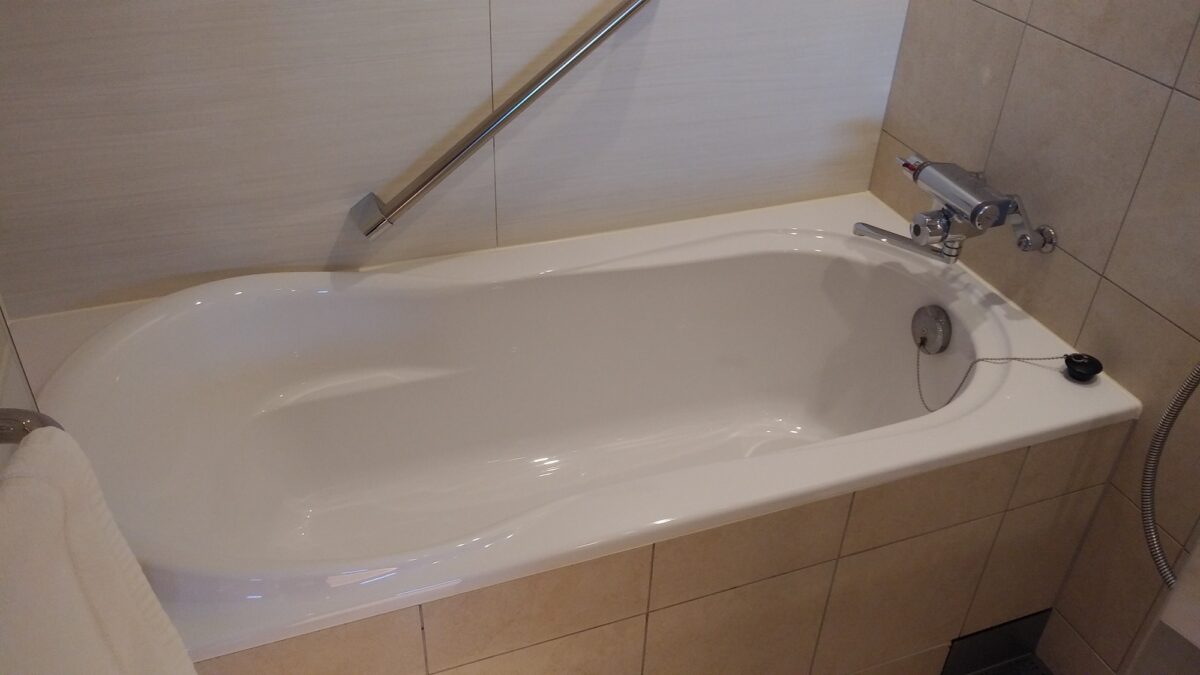 洗い場付バスルーム / 大きめのバスタブにお湯を溜めて、旅の疲れを癒してください
