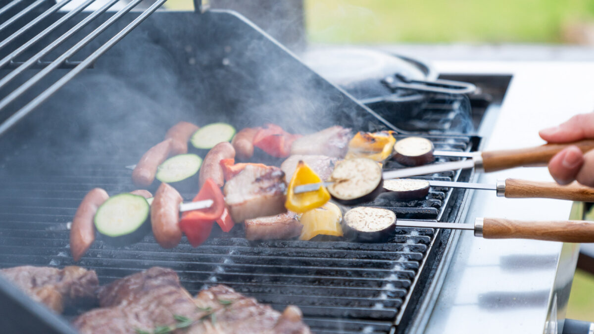 森のテラスで地元食材の彩り串をジュワッと焼く映えBBQタイム