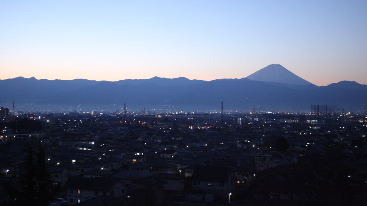夕暮れどきの甲府盆地と富士山は絶景です