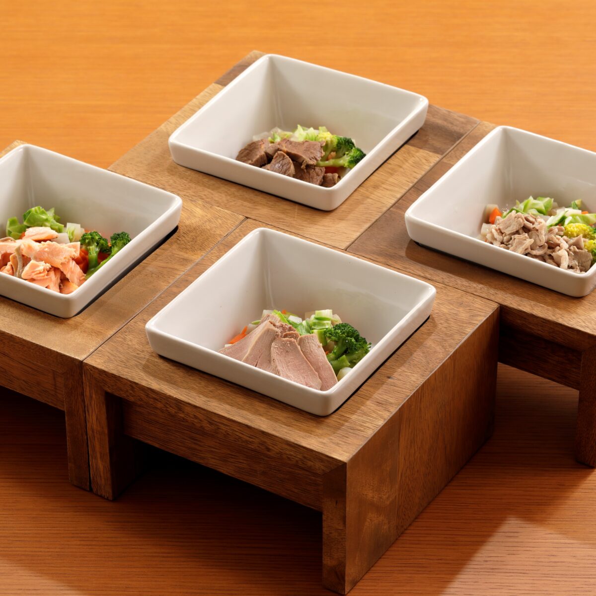 わんちゃんごはん料理長手作りの無添加素材。お部屋で一緒にゆっくりと