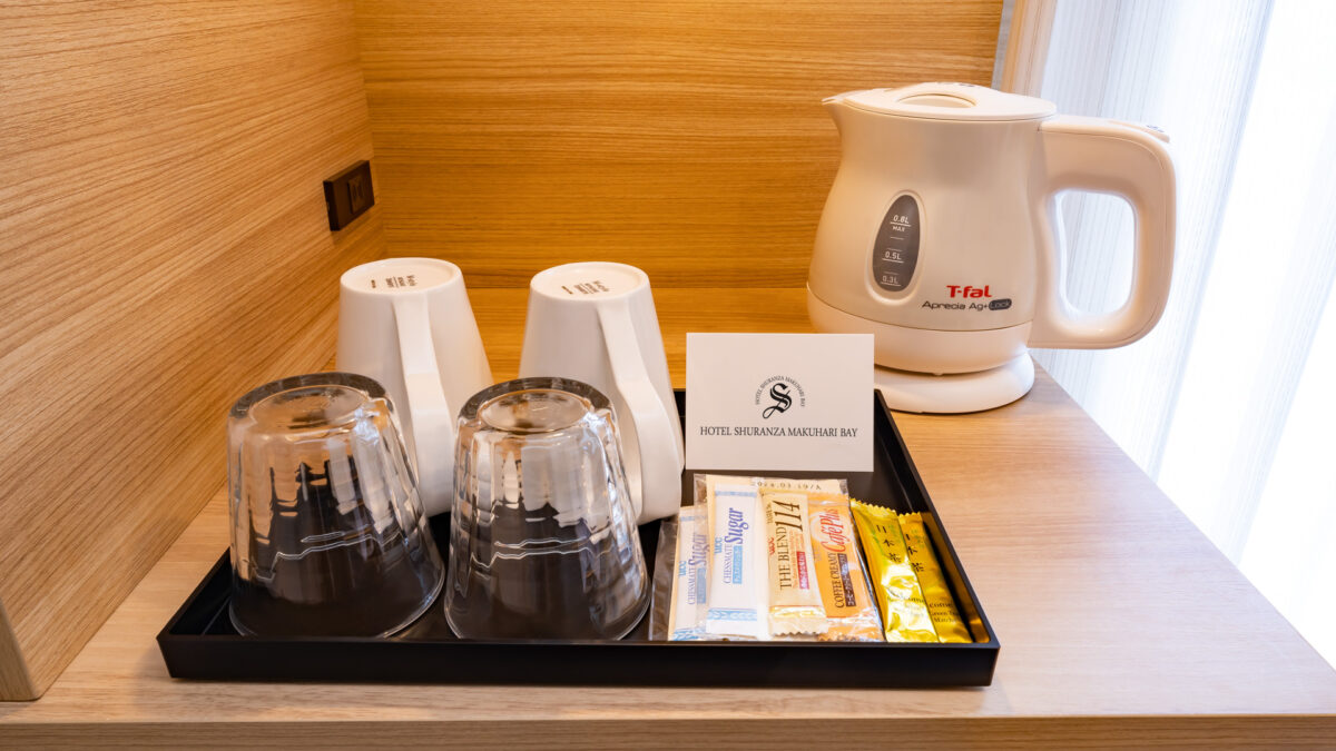 ティファール製の電気ケトルを全室にご用意。水道のお水はもちろん飲料水としてもご利用いただ