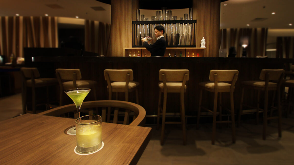 7階バーにて各種アルコールをご用意しております。利用時間19:00～23:00