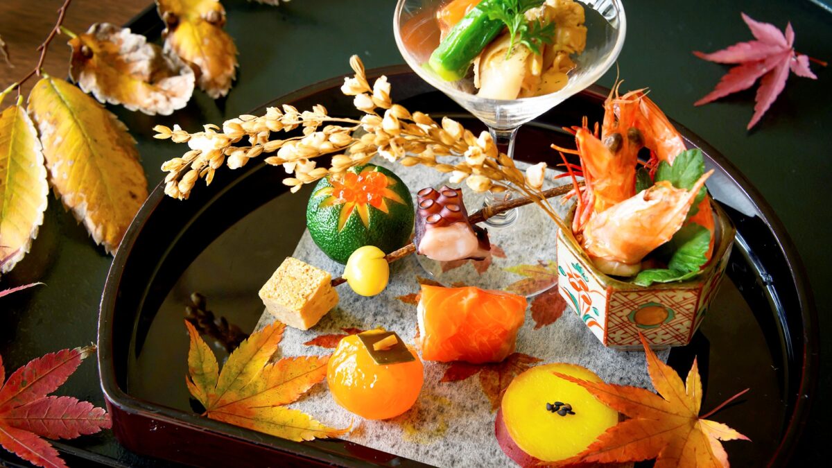 料理イメージ紅葉を添えて秋らしく