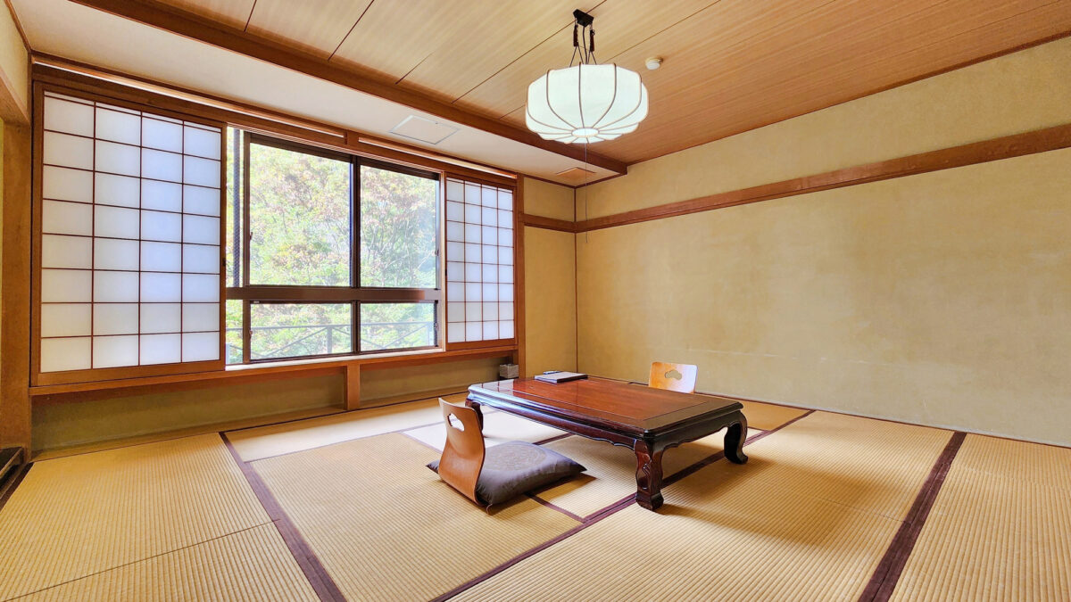 【西館 露天風呂（陶器風呂）付客室】自然の景色と露店風呂を堪能
