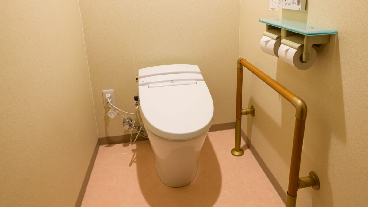 【ユニバーサルデザインルーム】手すり付きのトイレルーム