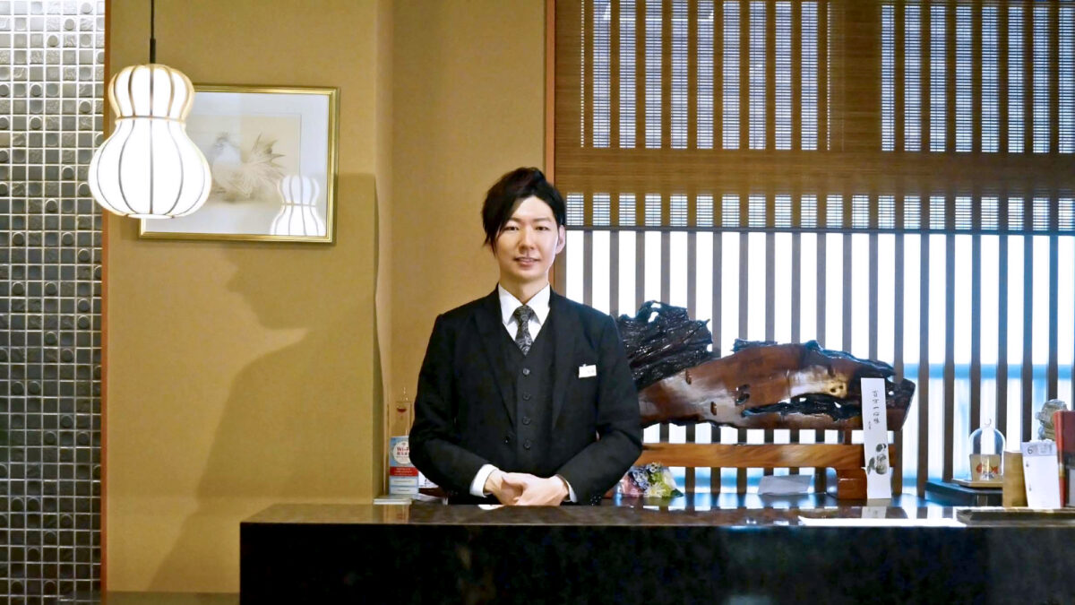 【フロントスタッフ】奥の細道へようこそ。適度な広さの館内で癒しの一時をお楽しみください