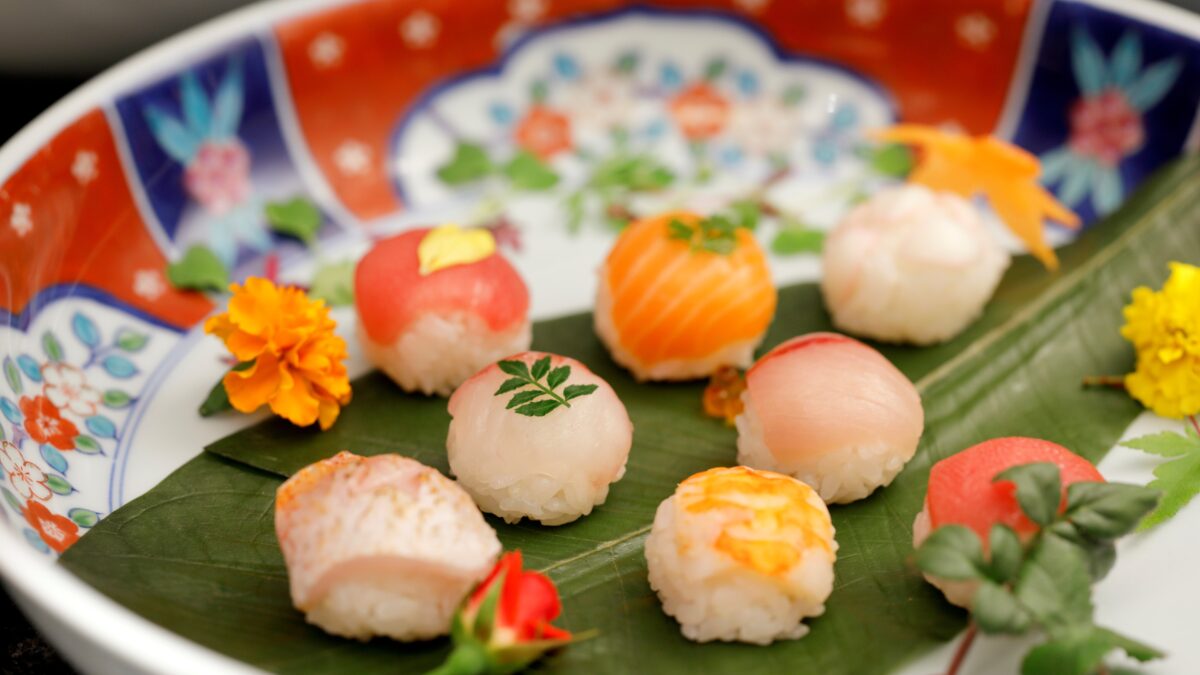 朝食ブッフェ寿司刺身ステーションにて、彩り華やかな「てまり鮨」をご用意しております