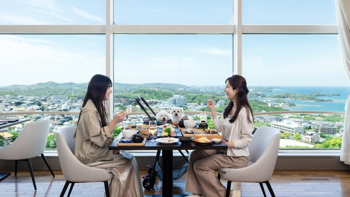 展望レストランわんちゃんと一緒にレストランでお食事いただけます（別角度 2）