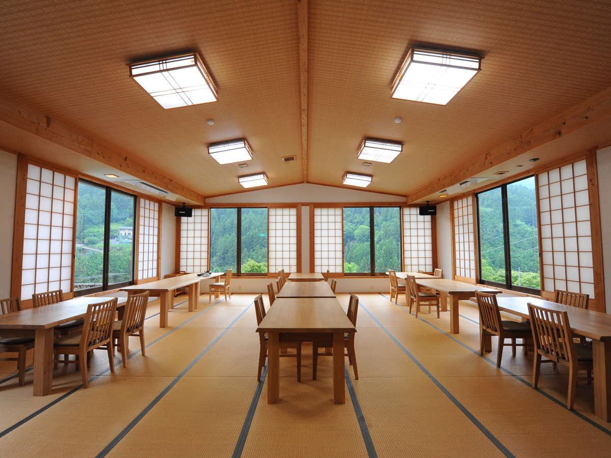 お食事処はテーブル席もございます。景色も最高です
