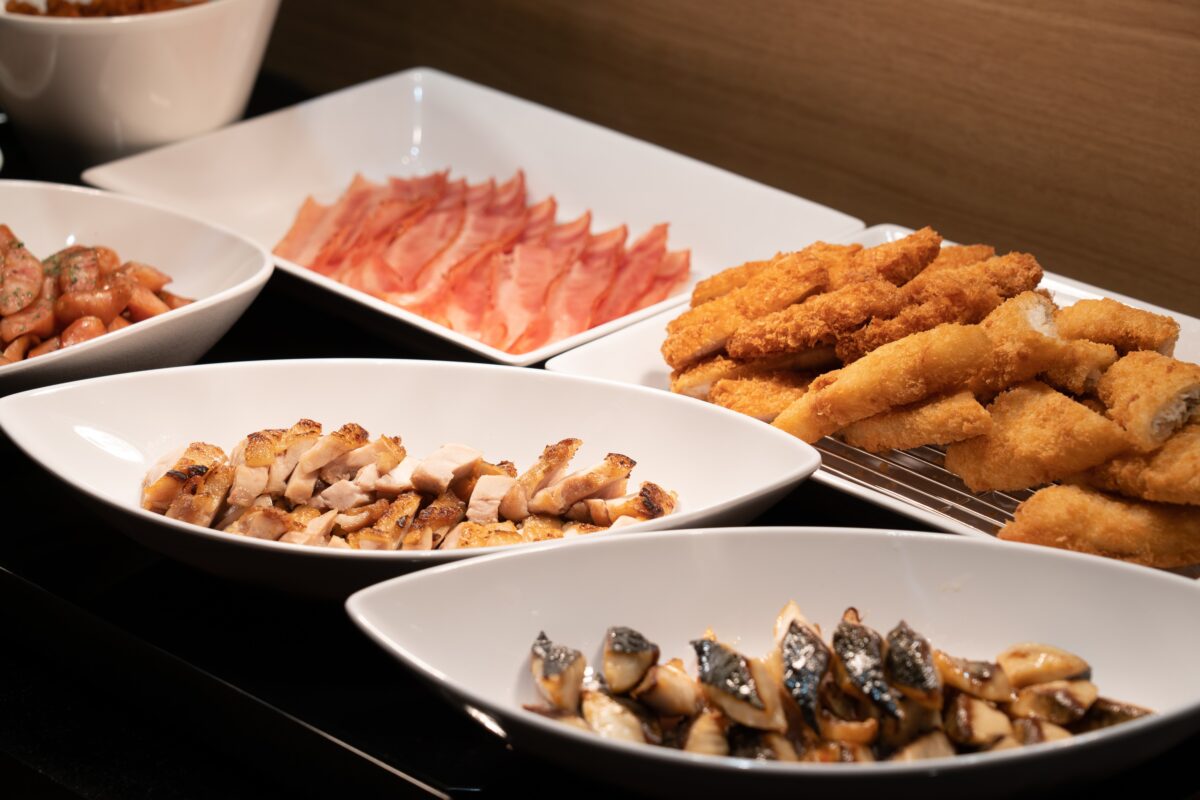 ビュッフェ料理。お好みの具材を挟んでお召し上がりください（別角度 2）