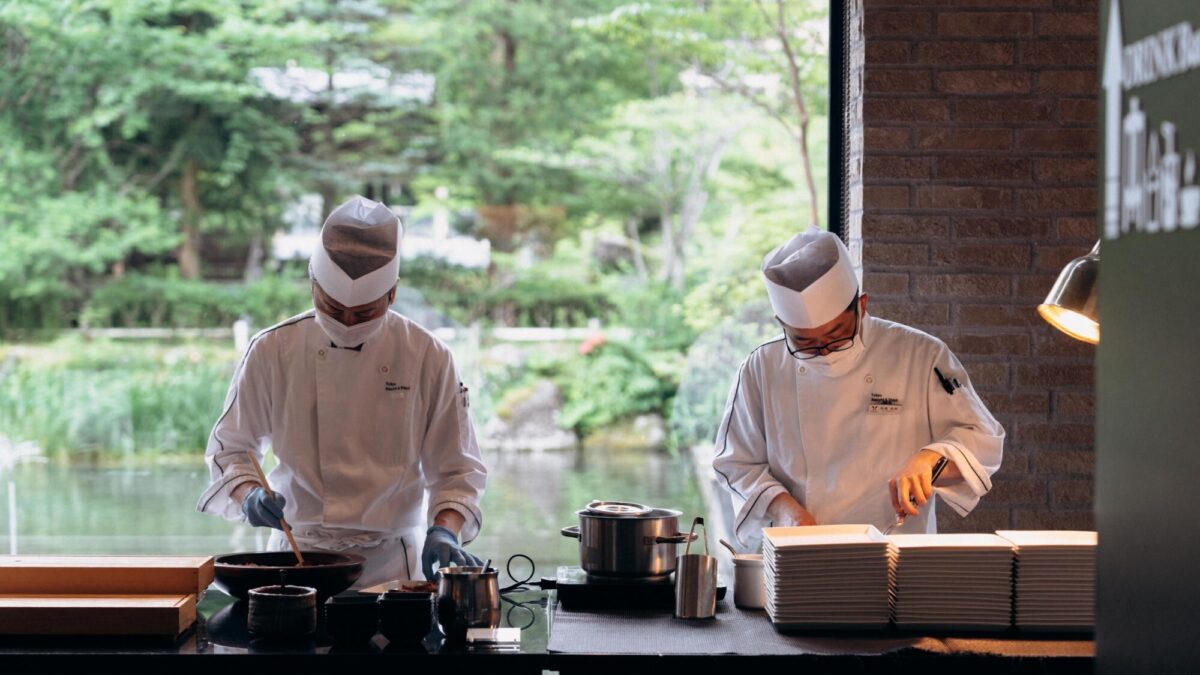 グランドブッフェメインはライブキッチンにてご用意しております
