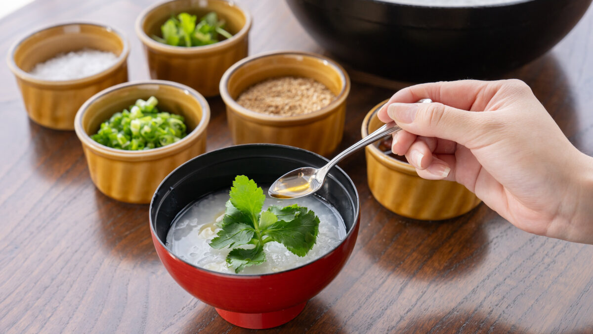 朝食ハーフビュッフェお粥にお好みの味噌と薬味を合わせて楽しむ（別角度 2）