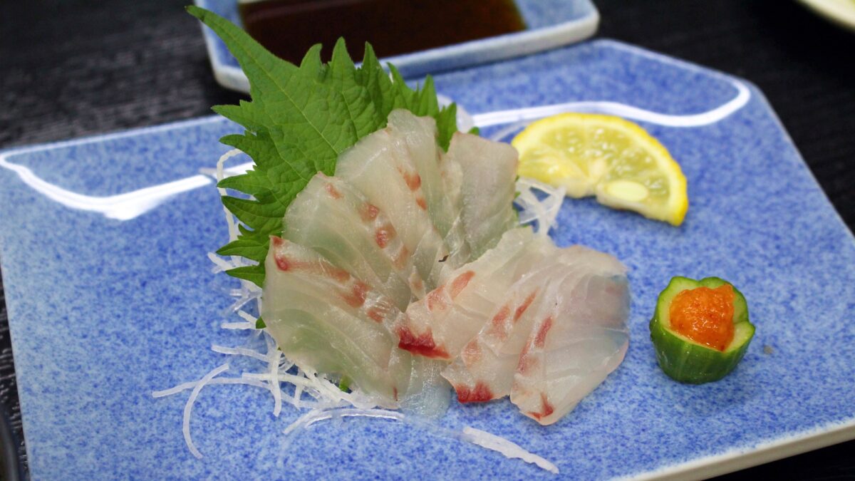 *【夕食日替わりで出る新鮮な地元のお刺身