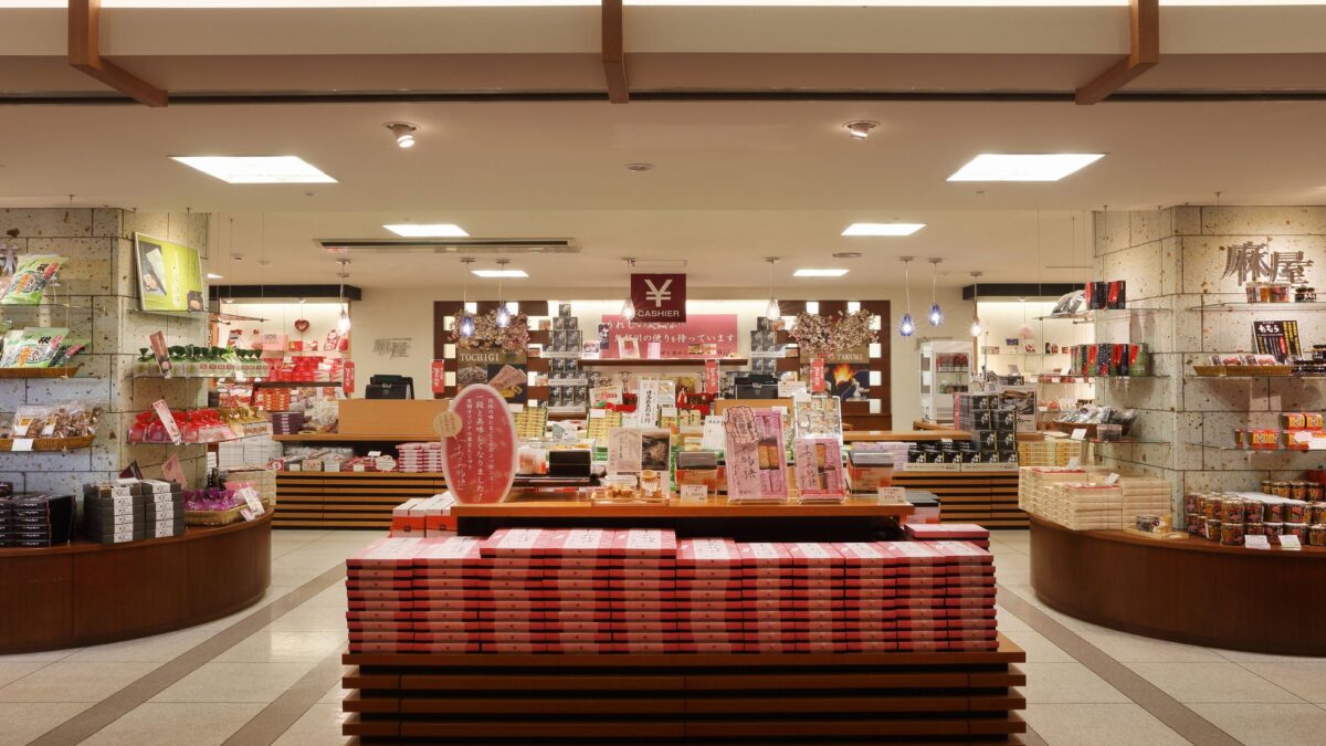 温泉旅館の売店に並ぶ地域菓子や箱入りのお土産