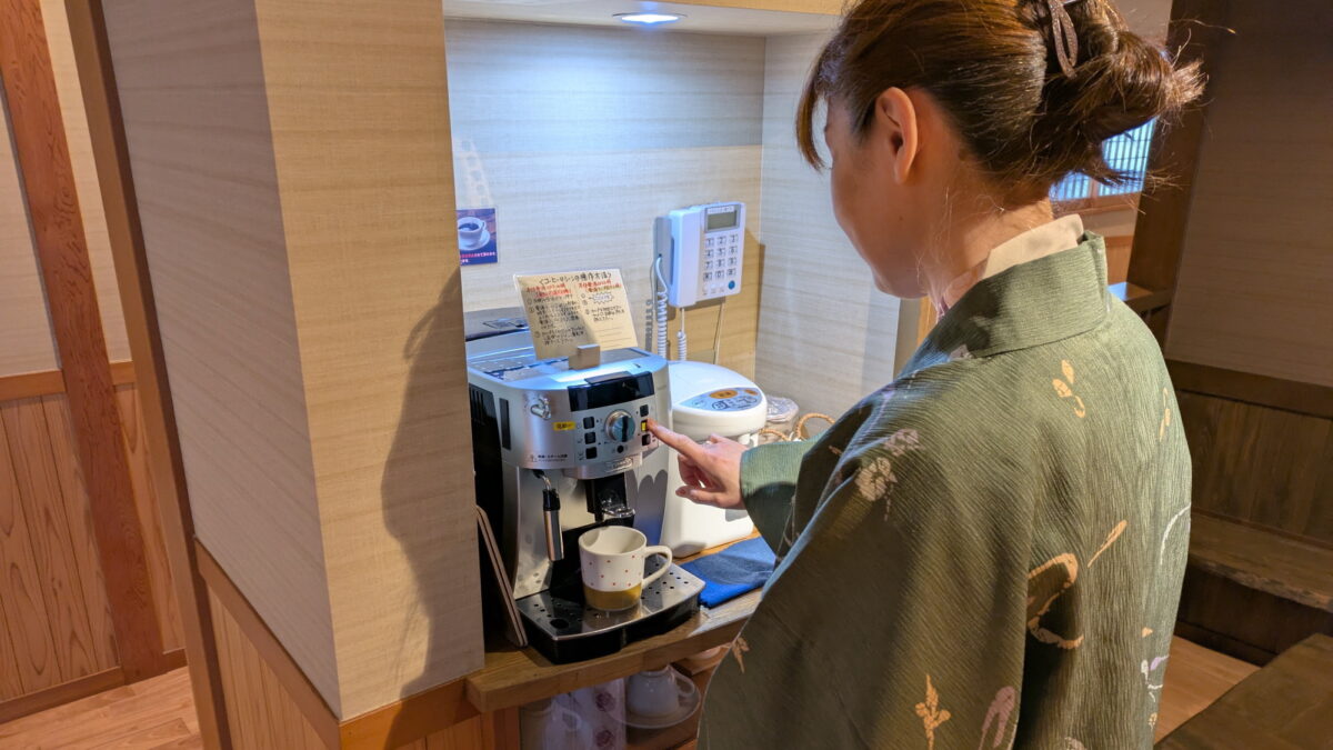 別邸ラウンジには珈琲や紅茶がフリードリンクでご利用いただけます