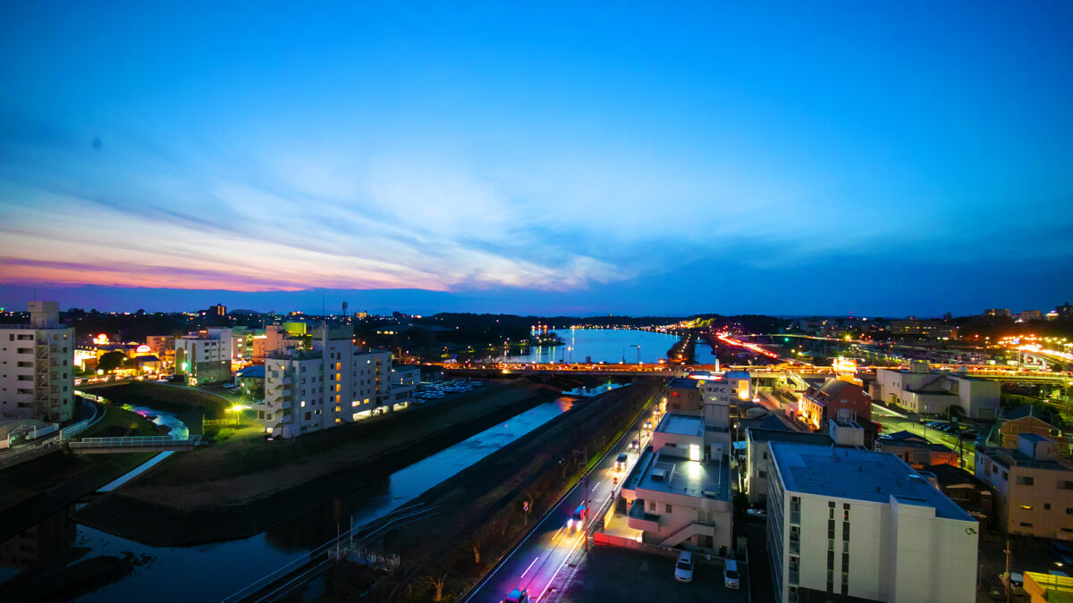 眺望■街側眺望から見える、夜の蒼に輝く色とりどりの街明かりが美しい