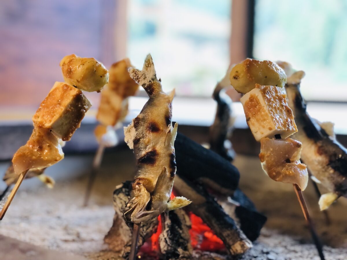 清流で育ったアユやアメゴに、名物「でこまわし」。囲炉裏をかこみ、滋味豊かな「ゆるり会席」をぜひ