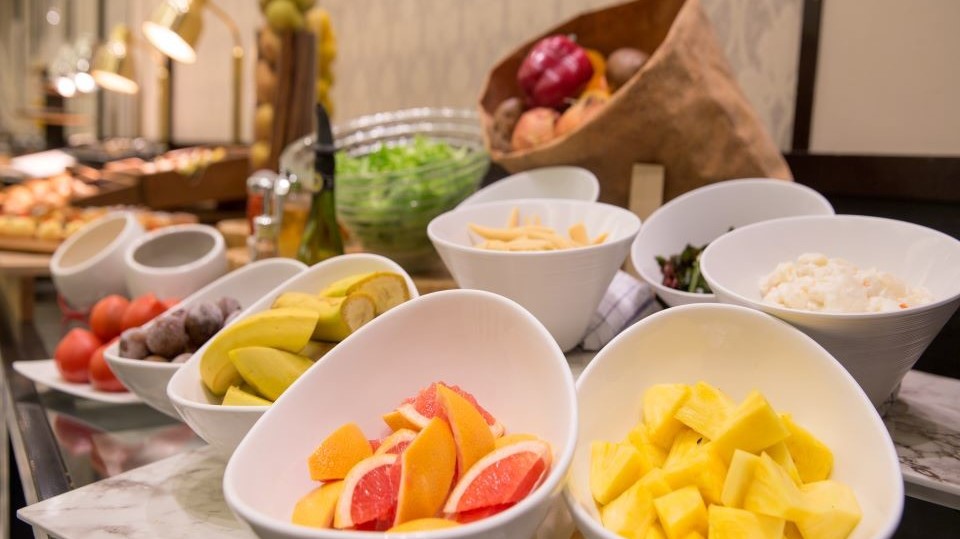 食後のご褒美にフレッシュフルーツやデザートはいかがでしょうか