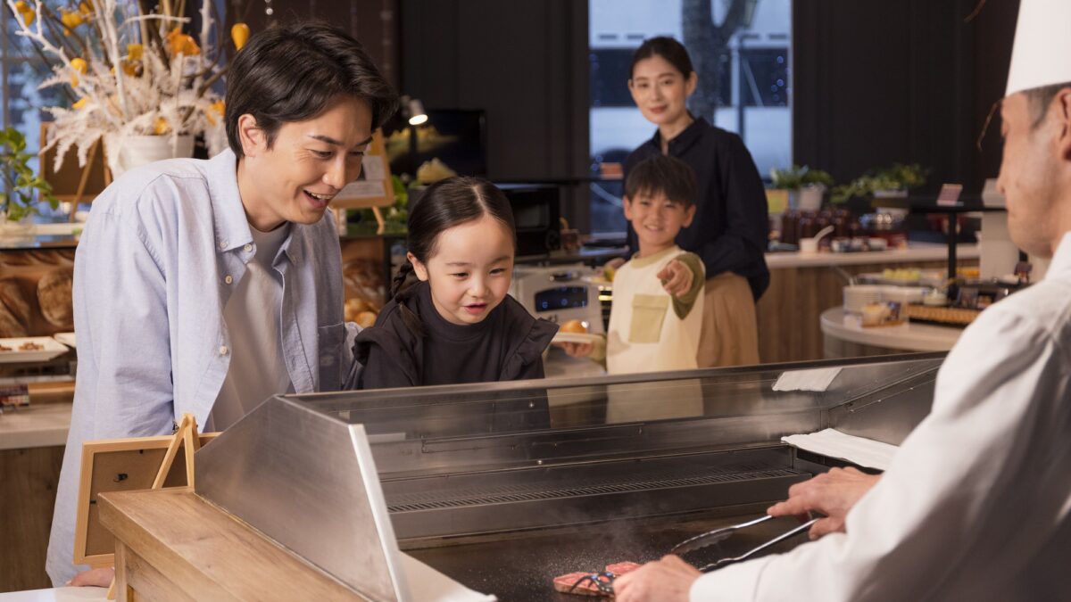 ご夕食ライブキッチンではシェフが目の前でステーキを焼き上げます