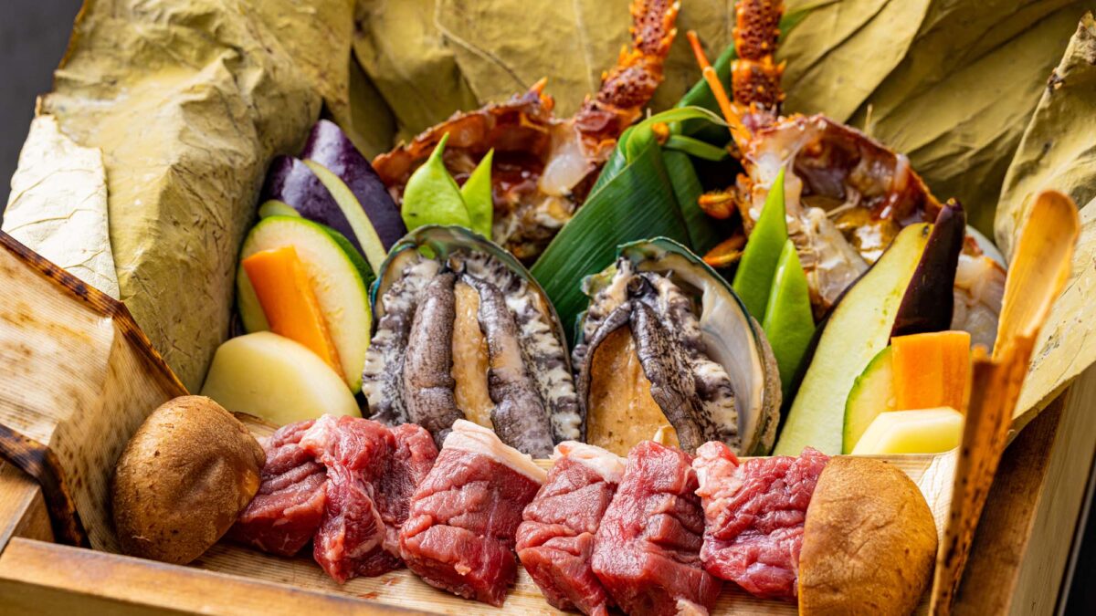旨わざ・伊豆会席伊勢海老やアワビ、新鮮な牛肉など 豪華食材を贅沢のせいろ蒸し