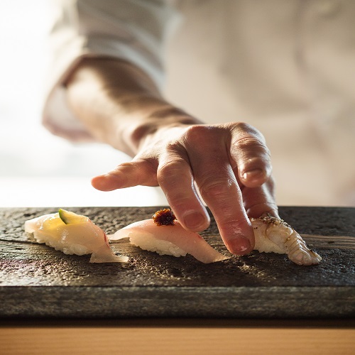 夕食当館隣にあるいけす円座内にある16席限定の「すし八咫」（別角度 2）