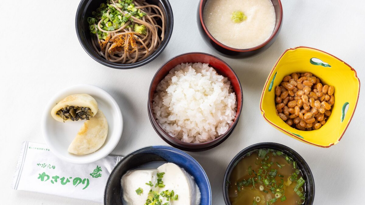 自家製豆腐、信州そば、とろろにおやきなど、体に優しい和の朝食