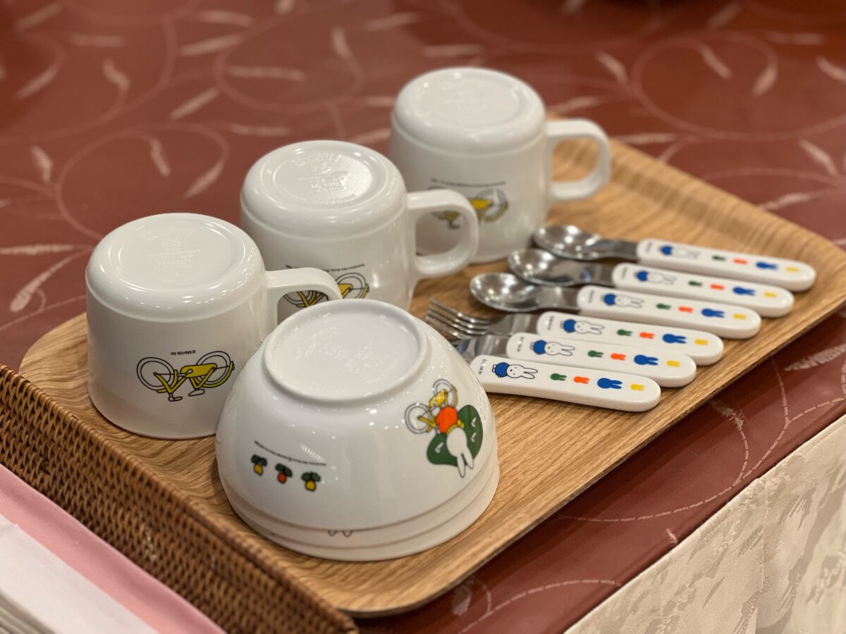 ご朝食会場にはお子様用のカトラリー、食器もご準備しております