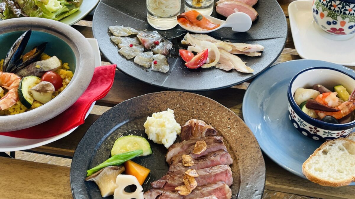 レストラン綺麗な海や夕方には夕日を眺めながらご飯を楽しめます（別角度 3）