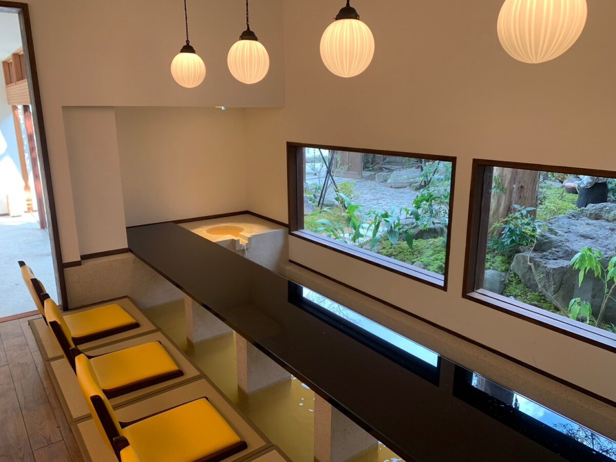 The interior of the footbath cafe where you can take a break during your stroll through the hot spring town.