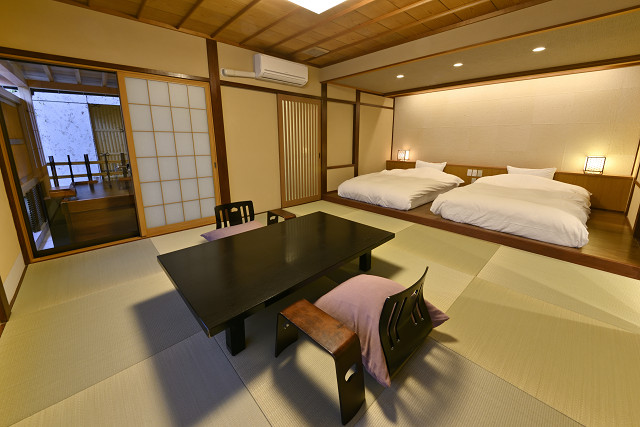 「河鹿の間」 本間とベット