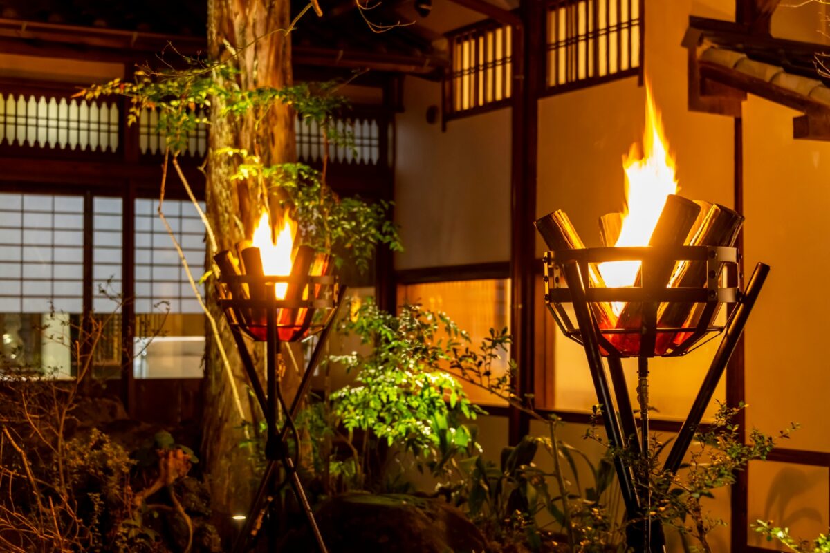 【正門前庭園】夜景・松明が灯る