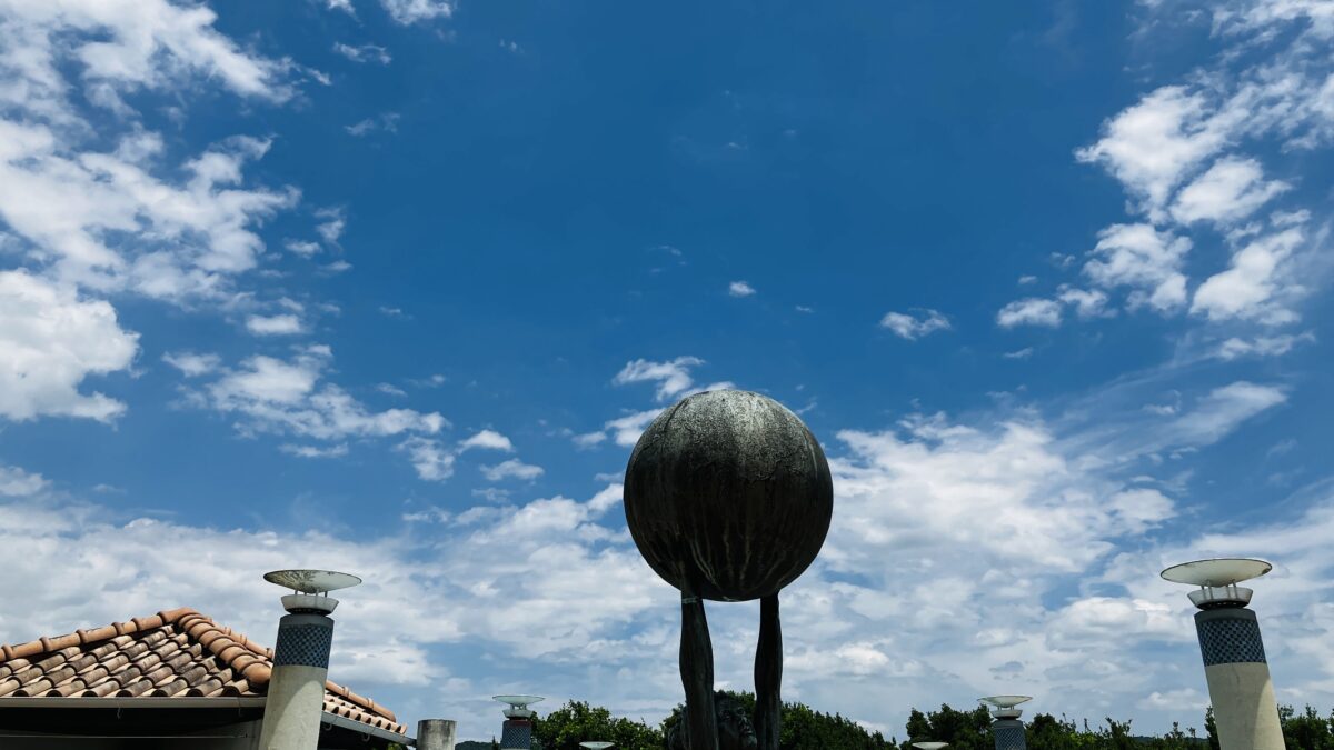 プールサイドから見た青空