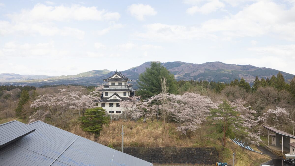 眺望一例春には衣川城と桜、平泉町の美しい風景を望めます