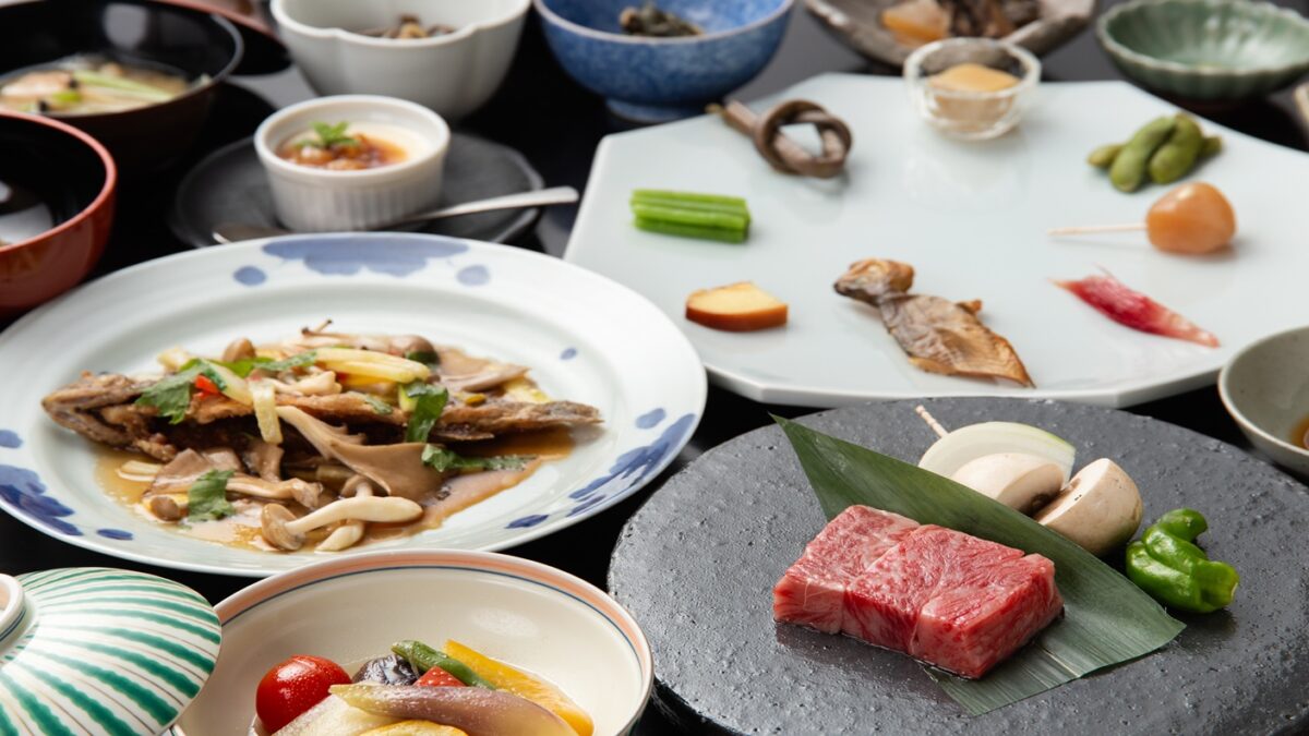 夕食ご膳一例（別角度 3）